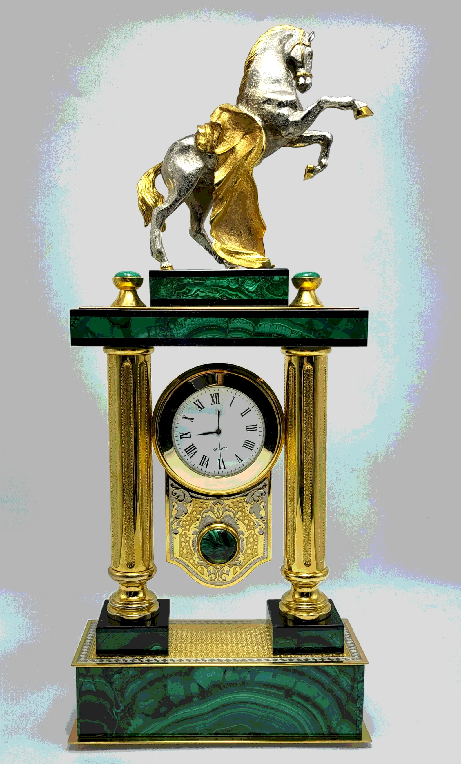 Часы "Конь с попоной" (малахит, золото)